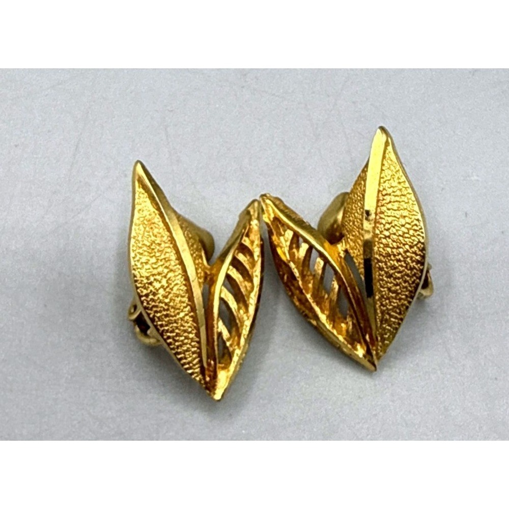 Vintage Coro Gold Tone Double Leaf Clip On Earrings Textured Openwork Botanical - Picture 9 of 9